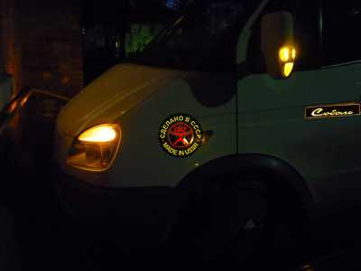 Светодиодная, светящаяся табличка ГАЗ ГAЗель Соболь GAZ Gazel Sobol. Светящуюся эмблему ГАЗ ГAЗель Соболь  GAZ Gazel Sobol крепят на дверь, можно использовать как поворотник или как светящийся габарит.