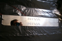 накладки на пороги с подсветкой niva зеркальные накладки на пороги c подсветкой