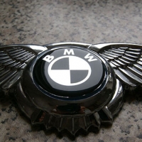 Логотип BMW с крыльями