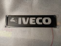 Светодиодная, светящаяся табличка Iveco. Светящуюся эмблему Iveco neon крепят под стекло, свет излучаемый светодиодами от логотипа будет виден за пределами автомобиля через ветровое стекло. Встречные автомобили и грузовики оценят ВАШУ любовь и признание к