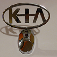 Логотип KIA на капот