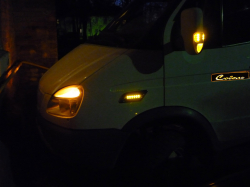 Светодиодная, светящаяся табличка ГАЗ ГAЗель Соболь GAZ Gazel Sobol. Светящуюся эмблему ГАЗ ГAЗель Соболь  GAZ Gazel Sobol крепят на дверь, можно использовать как поворотник или как светящийся габарит.